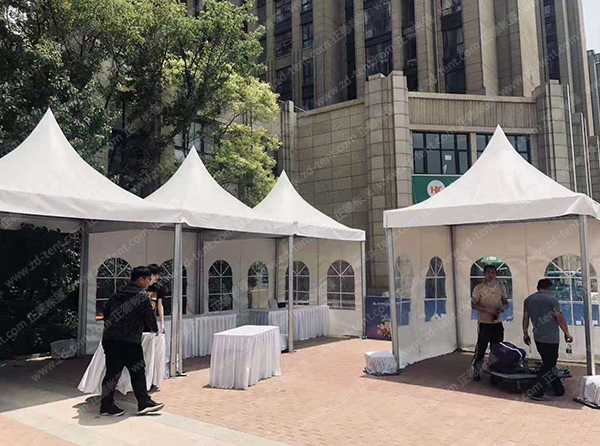 尖顶篷房
